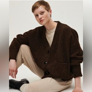 Babaa No 17 cardigan in Earth.